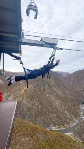 When the Taupō & Auckland crew check out the Nevis Playground for a day!! 🫣 #queenstown #nz #bungy #catapult #viral #trendingsong #adrenaline #taupo #auckland 