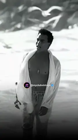 ♥️🎙️ Jon Secada - Just Another Day Música lançada em 1992, composta pelo próprio Jon Secada e por Miguel Morejon, e produzido por Emilio Estefan, Jr., “Just Another Day” foi o primeiro single da carreira do cantor. A canção chegou a ficar na terceira posição na Alemanha e em quinto no Reino Unido. Ficou também em quinto lugar na Billboard Hot 100 nos Estados Unidos e foi número 12 na Austrália. Uma versão em espanhol, intitulada “Otro Día Más Sin Verte”, chegou ao primeiro lugar na Hot Latin Tracks. No encerramento do clipe de Just Another Day, a cantora Gloria Estefan faz uma pequena participação. . . Rebobine suas memórias na nossa Comunidade Retrô dos Anos 80 e 90. Bem-vindos ao Club Vintage! . . . . #clubvintage #vintage #retro #infancia #anos80 #anos90 #80 #90 #coisasantigas #nostalgia #bonstempos #infanciafeliz #puranostalgia #velhainfancia #comunidade #reels #reelsviral #viral #videoviral #explorar #fypシ #fyp 