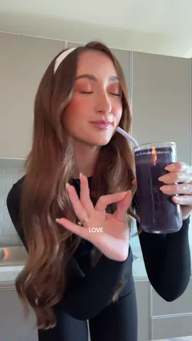 high protein blueberry muffin smoothie 🫐🤍 only 3 ingredients, so super quick and easy to make + this one is filled with antioxidants, greens and 22g of protein!🥬 current favorite smoothie recipe: -1 cup frozen blueberries -1 cup spinach -1 scoop protein blend it up and done! 🤍 this is such a great way to start the day or as a mid day pick me up! i really enjoy a high protein diet as i find it keeps me energised, satiated and feeling strong! my two favorite protein powders at the moment are ‘blueberry muffin’ from Beam (which i’m using here) and ‘vanilla’ from Ritual (which literally tastes like custard!) - so both a good option if you’re new to the protein powder world! 🥰  but i have literally tried so many, so if there’s another one you’re looking to try definitely DM me or comment below and l can let you know my thoughts! 🥬 here to help you along in your health and wellness journey! 🥹✨  #smoothierecipe #smoothie #proteinsmoothie #healthyhack #healthyhabits #highprotein #Recipe #healthyrecipe #health #nutrition #EasyRecipe 