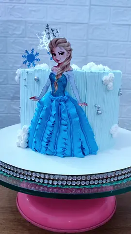 Olha essa lindeza gente, apaixonada por cada bolinho de princesa, meus Mine clientes amam😍  Bolo princesas Frozen  Desculpa aí quem já enjoou desse louvor, mas experimenta profetizar bençãos na sua vida, a palavra tem poder, então vamos profetizar bençãos❤️😍 #bolo #princesa #frozen #decoração  #fy #fypシ #viral 
