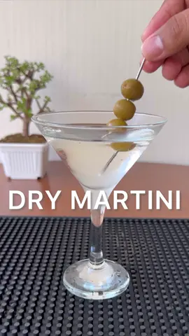 COCTEL DRY MARTINI.  • 60 ml o 2 oz de GIN • 15 mo o 1/2 oz de vermouth dry.  • 3 aceitunas #tragos #cocteles #cocktails #drinksideas #viral #viral  