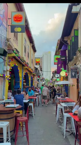 The Sultan Mosque has a long running history, featuring it's unique Large Golden Dome Known for being Singapore's most impressive religious buildings.  Head over to Kampong Glam, near Arab St to visit the area for some pictures! The Sultan Mosque Located at: 3 Muscat St, S(198833) First built in 1824 and named after First sultan of Singapore- Sultan Hussein Shah. And rebuilt in 1932 by Denis Santry. T. How to get there: Alight at Bugis Mrt Station, and walk to Sultan Mosque through Exit D. #arabstreet #arabstreetsingapore #hajilinesingapore #sultanmosquesingapore #