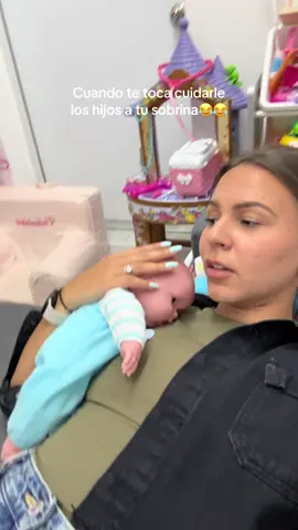 They will never be this little again🥺😭 #tialife #auntielife #cooltia #coolaunt #auntandniece #niecelove #nieceandaunt 