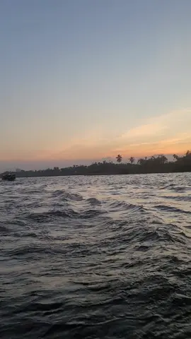 chào cả nhà. Cảnh Bình Minh Trên Dòng Sông Hậu chợ nỗi cái Răng .Cần Thơ....