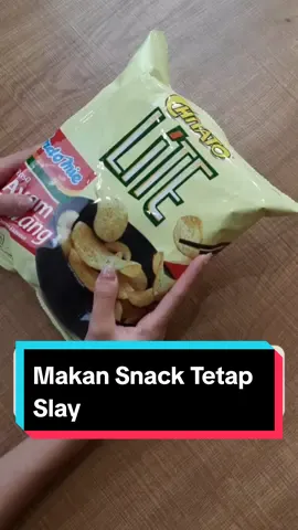 Udah tau belum cara makan snack biar tetep slay?💅🏻 Ini nih caranya, kamu cuma butuh snack favoritmu dan tissue aja lohh, cobain yuk!🤩   #tips #tipaandtricks #lifehacks #snack #camilan