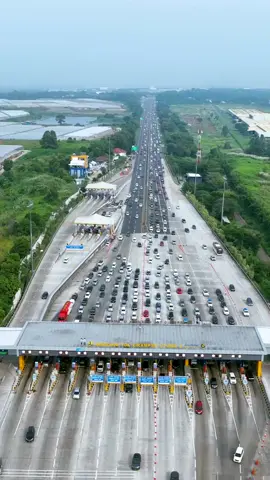 SELAMAT DATANG MUDIK2024 Pantauan dari drone Tol Jakarta Cikampek arah Jateng 📍 #mudikaman #pemudik2024 #pulangkampung #mudik #lebaran #viral #trending #cikarang #bekasi #serangbaru #kabupatenbekasi #fyp #liputancikarang 