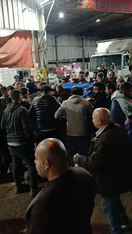 تجار يتسابقون على شراء الفواكه للعيد في فلسطين
