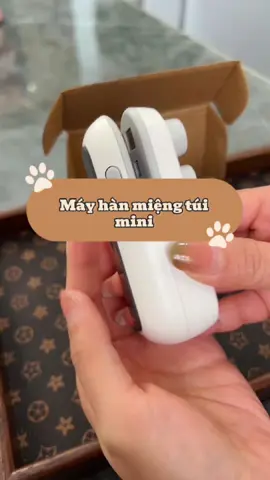 Khi bạn có đồ ăn đang ăn dang dỡ hoặc gia vị chưa sài hết và bạn muốn đóng gói lại để bảo quản và sử dụng cho lần sau. Thì Máy hàn túi mini này là biện pháp giành cho bạn. #mayhanmiengtuimini #duyne0710  #giadungtienich #giadungthongminh #dogiadung #xuhuong 