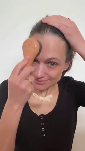 Le brossage à sec du visage : la routine beauté douceur.  Toutes les informations à retrouver sur le site www.faciology.fr #beautevisage #skincare #skinroutine #facecare #facecareroutine 