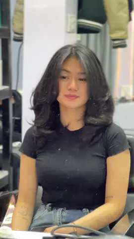 Layer cut #theglowistlogbarber #theglowistlog #pokharabagar #nepalbarber #pokharabarber #ladieshaircutpokhara #ladieshaircut #barberclass 