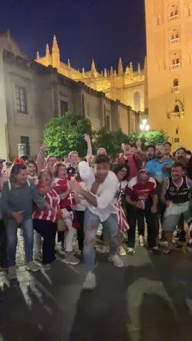 La celebracion fue lo mejor enhorabuena @Athletic Club 🦁🫶🏻  cantando y bailando el resultado estaba garantizado , felicidades aficion 🔴⚪️🔴⚪️