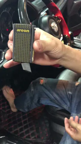 Nước Hoa Ô Tô Cao Cấp – Nước Hoa Oto Kẹp Cửa Gió Điều Hòa Xe Hơi Areon Sport Lux Cao Cấp Lưu Hương Bền Lâu THÔNG TIN SẢN PHẨM: - Xuất xứ: nhập khẩu Bulgaria  - Mùi hương: Nước hoa ô tô Areon có đủ các mùi hương: Romance: nước hoa nữ (nhẹ), Gold: nước hoa nam (nhẹ), Platinum, Vani (ngọt), Apple (Táo), Spring - Sản xuất theo công nghệ hiện đại Châu Âu.  - Đảm bảo an toàn sức khỏe, tiêu chuẩn chất lượng Châu Âu.  - Nước hoa ô tô Areon không chứa chất hóa học, thành phần hóa học gây hại.  - Hoàn toàn phù hợp với phụ nữ, trẻ em,…  - Gắn trực tiếp nước hoa oto Areon vào cửa gió, tỏa hương nhanh và mạnh. Có nút điều chỉnh cường độ phù hợp.  - Thời gian sử dụng: 3 - 4 tháng trong điều kiện bình thường, hạn chế đậu xe ngoài trời nắng  CÁCH TỎA HƯƠNG:  - Sản phẩm nước hoa ô tô được kẹp vào cửa gió điều hòa. Khi lên xe và mở điều hòa, nước hoa sẽ tự tỏa hương hòa quyện vào gió điều hòa, lan tỏa khắp xe.  - Ở mỗi cạnh khung kẹp có nấc điều chỉnh cường độ tỏa hương min - max, giúp lái xe chủ động tăng giảm độ thơm của nước hoa Areon trong không gian ô tô.  CÔNG DỤNG SẢN PHẨM:  - Nước hoa ô tô Areon giúp khử mùi xe, mùi thuốc lá, mùi nội thất phát sinh bên trong xe  - Tiêu diệt các vi khuẩn gây mùi bên trong xe.  - Hương thơm thiên nhiên giúp cân bằng hệ thần kinh, giúp giảm đi sự lo lắng, bồn chồn, buồn nôn cũng như hạn chế những cơn đau hiệu quả.  - Lắp nước hoa oto giúp tạo cảm giác thật thoải mái, tỉnh táo và lái xe an toàn nhất.  - Thiết kế đặc trưng, tinh xảo. Sẽ là một phụ kiện tuyệt vời, tô điểm thêm sự sang trọng, tinh tế cho không gian nội thất bên trong xế cưng của bạn.  - Nước hoa ô tô Areon giúp xua đuổi côn trùng.   HƯỚNG DẪN SỬ DỤNG:  Bước 1: Bỏ bộ sản phẩm gồm khung gài và lọ nước hoa ô tô ra khỏi hộp sản phẩm  Bước 2: Gắn chốt gài vào khung, mở nắp lọ nước hoa oto sau đó cho vào khung đỡ  Bước 3. Gài bộ sản phẩm nước hoa ô tô vào thanh ngang cửa gió điều hòa. ( Trường hợp cửa gió thanh dọc bạn chỉ cần xoay chốt gài 90 độ và gắn vào như bình thường ).  Bước 4: Hoàn tất & trải nghiệm Nước Hoa Ô Tô – Nước Hoa Oto Kẹp Cửa Gió Điều Hòa Xe Hơi Areon Sport Lux Cao Cấp Lưu Hương Bền Lâu #nuochoaoto #nuochoaareonchoxeoto #khumuixehoi #xuhuong #vairal 