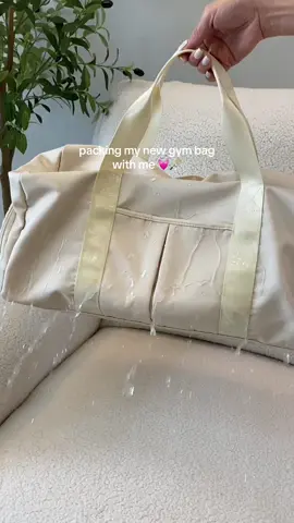 Pack my gym bag for badminton 🏸 #gymbag #whatsinmybag #packwithme #gymgirl #waterproofbag #thatgirl #aesthetic #gym #packing #gymshark #asmr #pack #fyp #viralbag #bag #travelbag #gymessentials #GymTok #gymbagsforwomen #haul #gymoutfits #white #weekenderbag 