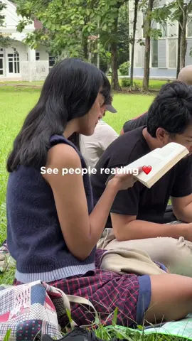 there's nothing more beautiful than seeing people reading books ❤ #serunyamembaca #serunyabelajar #lebihdekat #gramedialebihdekat #BookTok 