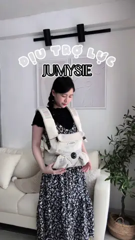 con không bám tôi, là tôi bám con🥹 #5m #5monthsold #fyp #xuhuong #fypシ #mebim #viral #thinhhanh #momlife #beyeu #baby #cute #motherhood #mebimhiendai #diutroluc #diutrolucjumys #jumys #xhtiktok 