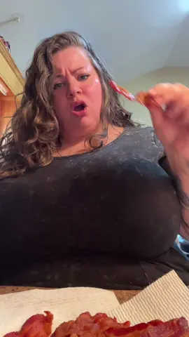 Did someone say BACON?? #peeksofpeaches #fatgirlfitcheck #sunday #morning #breakfast #bacon 