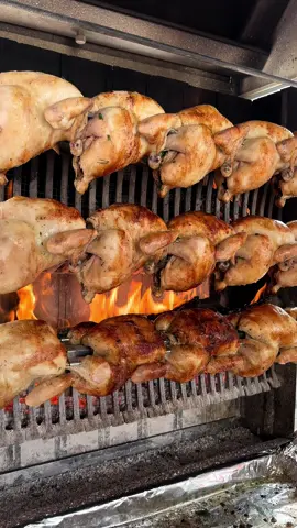 Nuestros ricos pollos asados dando vueltas al calorcito para estar listos para llevar!!🔥🔥#pollos #pollosasados #asadero#asado #fuego #fire #comidacasera #comidaparallevar #takeaway #takeawayfood #cocina#realfood #parati #purullena #granada 