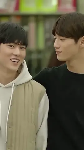 does he really like him, always smiles when he sees him #leejunyoung #kdrama #kdramas #koreandrama #koreanbl #blkorean #kbl #seriesbl #bromance #bl #blfan #boyslove #bxb #🏳‍🌈 #fujoshi #fyp #fypシ #fypage #fypdonggggggg #xyzbca 