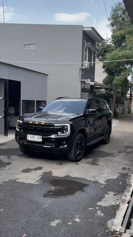 Cocoknya di medan jalan yanf seperti apa yah mobil ini ?? • • • #fordeverest #fordeverest2023 #fordtitanium #everestitanium4x4 #fordeveresttitanium 