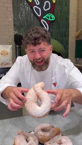 La graffa napoletana contemporanea😋❤️ Ricetta semplice e veloce: Dose per circa 9 graffe da 100g ognuna  250g farina Manitoba  250g farina 00  oppure tutta farina 0 15g zucchero semolato  10g sale fino  50g burro  120g uova (circa 2 grandi) 160 ml  latte fresco o a lunga conservazione  la buccia di mezzo limone e arancio grattugiati  12g  lievito di birra fresco  300g zucchero fino per rifinitura  un pizzico di cannella in polvere  un pizzico di vaniglia in polvere  zucchero a velo q.b. olio di arachidi per friggere 800ml #vincenzocapuano  #napoli #graffa #graffanapoletana