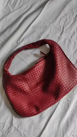 todos os detalhes únicos da bolsa vanessa 🍒⚡️ disponível também nas cores preto, off-white, cinza, bege, marrom, azul, azul  escuro e rosa.  ornobags.com.br  . r$249 #unboxingorno #ornobags #moda #fashion #influencer #street #bolsafeminina #trend #aesthetic #bag #bags #bolsas #cherryred #tendência #bolsavanessa #dicas 