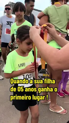 Quando a sua filha chega em primeiro lugar, eu posso gritar de felicidade ne? 🥇🚀🔥🏃🏻‍♀️ #corrida #runners #corridainfantil #corridakids #maeefilha 
