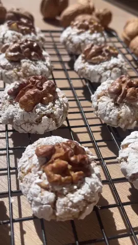 🌰 Macarons aux noix et à la Fleur d’Oranger 🌼 🌙 Épisode 3 - Aïd al-Fitr 🌙 ● ingrédients pour 25 macarons: 125g d’amandes entières 125g de noix 100g de sucre 1 sachet de sucre de fleur d’oranger 1/2 sachet de levure chimique 1 pincée de sel 1 oeuf 25 demi noix pour la décoration *Pour enrober les macarons: Sucre glace +2 càs de mazeina ●Hacher les amandes et les noix. ●Ajouter une pincée de sel, du sucre et du sucre aromatisé à la fleur d’oranger, puis mélanger. ●Incorporer un œuf dans les ingrédients secs. ●Former de petites boules avec les mains humidifiées à l’eau de fleur d’oranger. ●Enrober les boules dans un mélange de sucre glace et de maïzena. ●Placer les boules espacées sur une plaque de cuisson. ●Enfoncer légèrement des noix sur le dessus de chaque macaron. ●Cuire au four préchauffé à 180°C pendant 10 minutes pas plus ‼️ il faut légèrement mouiller vos mains pour ne pas humidifier la pâte   #Macarons #eidmubarak #gateau #noix #ghriyba 