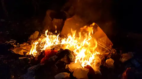 bakar sampah botol,kotak nasi, lampu,kardus, plastik, kresek,kayu dll ber sama kenangan nya... #bakar #bakarbakar #bakarssmpah 
