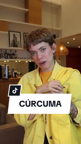 Senhora? Senhora? Além de deixar potes amarelados para sempre, a cúrcuma é um excelente tempero e é saudável inserir ela na nossa alimentação. Mas vale lembrar que todos outros “milagres” atribuídos a ela não foram confirmados pela ciência, o que deve acender um alerta quando você vir por aí um profissional ou um conteúdo afirmando tais benefícios. A verdade é que o poder anti inflamatório da curcumina é imperceptível, já que a quantidade que consegue ser absorvida pelo nosso corpo é muito pequena. Ela é degradada no intestino e fígado e só uma parte muito pequena dela segue intacta e pode agir nas células do corpo. A quantidade encontrada no sangue é 1 milhão de vezes menor do que a encontrada num tratamento com um medicamento anti inflamatório e o que vai chegar até os órgãos é menor ainda. Então, cuidado com as afirmações extraordinárias sobre esse tempero. E SER SÓ UM TEMPERO JÁ É ÓTIMO VIU? VCS JÁ VIRAM O ESCARCÉU QUE A GALERA FEZ POR ELES LA NO SÉCULO XV? Referências: ncbi.nlm.nih.gov/pmc/articles/P… pubmed.ncbi.nlm.nih.gov/17999464/ ncbi.nlm.nih.gov/pmc/articles/P… pubmed.ncbi.nlm.nih.gov/696348/