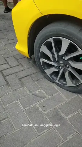 Customer kali ini order tambal ban mobil yang kempes parah. Setelah mekanik mengecek bannya, ternyata ban mengalami kebocoran samping (pada velg). Selain itu, alur ban juga sudah gundul. Sehingga Mekanik menyarankan untuk ganti ban saja. Customer pun sepakat untuk menggantinya dengan ban cadangan. Oke ayok kita ganti ban lurrr... - - - Butuh jasa tambal ban? ganti ban? cas/ganti aki? servis motor? ganti oli? atau jasa mekanik lainnya? Hubungi Hotline Kami! Tambal Ban Panggilan Jogja 📞 WA 0878-3832-1485 #tambalbanpanggilanjogja #rekomendasitambalbanjogja #jogja24jam  #tambalban24jam #tambalbanbergaransi 