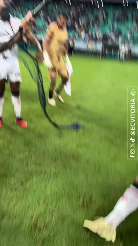 E essa zoeira do Vitória? 😬 O time postou o vídeo com a música do cantor Jão para provocar o Bahia! O cantor brasileiro ia cantar no estádio no final de semana, mas o show precisou ser adiado por conta da final do Campeonato Baiano. O que achou da brincadeira? #ge #futebol  🎥Vitória