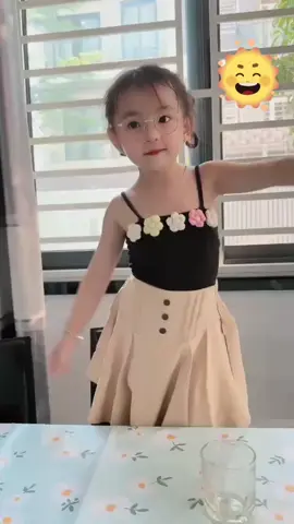 😘em bé thích nhảy 🥰#tiktok #xuhuong2024 #7749hieuung #viral #fly #CapCut 