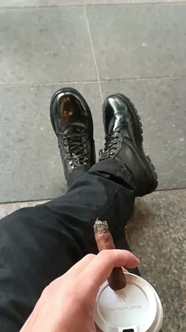 a vida de um homem solteiro, que mora sozinho. 