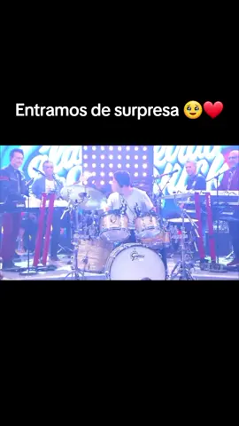 Surpresa para nosso fã, no Caldeirão @Roupa Nova Oficial #kikoroupanova #kikoroupanova❤  #roupanova #roupanova40anos #nandoroupanova #ricardofeghali #fabionestaresfaclube #clebersonhorsth #serginhoherval #serginhohervalroupanova #aviagem #guitarman #sgstrings #takamine #musicman #sonotecbrasil #sonotec #kemper 