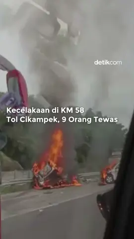 Kecelakaan melibatkan sebuah Grandmax dengan bus antarkota dan mobil SUV di ruas Jalan Tol Jakarta-Cikampek. Ada sembilan orang meninggal dunia dalam kejadian ini. 