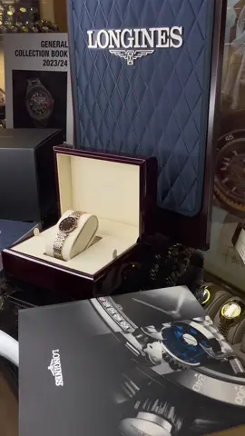 12💎لونجين غراند كلاسيك (longines grande classique ) - - - - 📍فرع المشتل داخل قراندي مول-طرابلس -------------------------------------------------------------------------------------------- ساعة كلاسيك نسائية  الكيس والسير ستانلس ستيل   لون الأرضية عنابي و مرصعة ب 12 فص من الألماس  زجاج كرستال سافاير مضاد للخدش قطر الكيس : 29  MM قوة تحمل الماء تصل الي 30 متر صناعة سويسرية ضمان عالمي سنتين وكلاء ساعات لونجين في ليبيا محلات إخوان الماجري للساعات العالمية -------------------------------------------------------------------------------------------- Longines la grand classic La Grande Classique  women’s Watch Case Size : 29 mm Dial : Bordeaux Dial set with 12 Top Wesselton VS-SI diamonds, for a total of 0.081 carats  Stainless Steel  Water Resistant : 30 M Swiss Made Two years international guarantee Exclusive agent in Libya (Elmagri Bros) Stores -------------------------------------------------------------------------------------------- #elmagri_bros #المشتل #tripoli_libya🇱🇾 #عين_زاره #watch #2024 #longines @Longines 