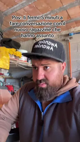 Ti fermi a fare conversazione con il nuovo ragazzo che hanno assunto 😂😂