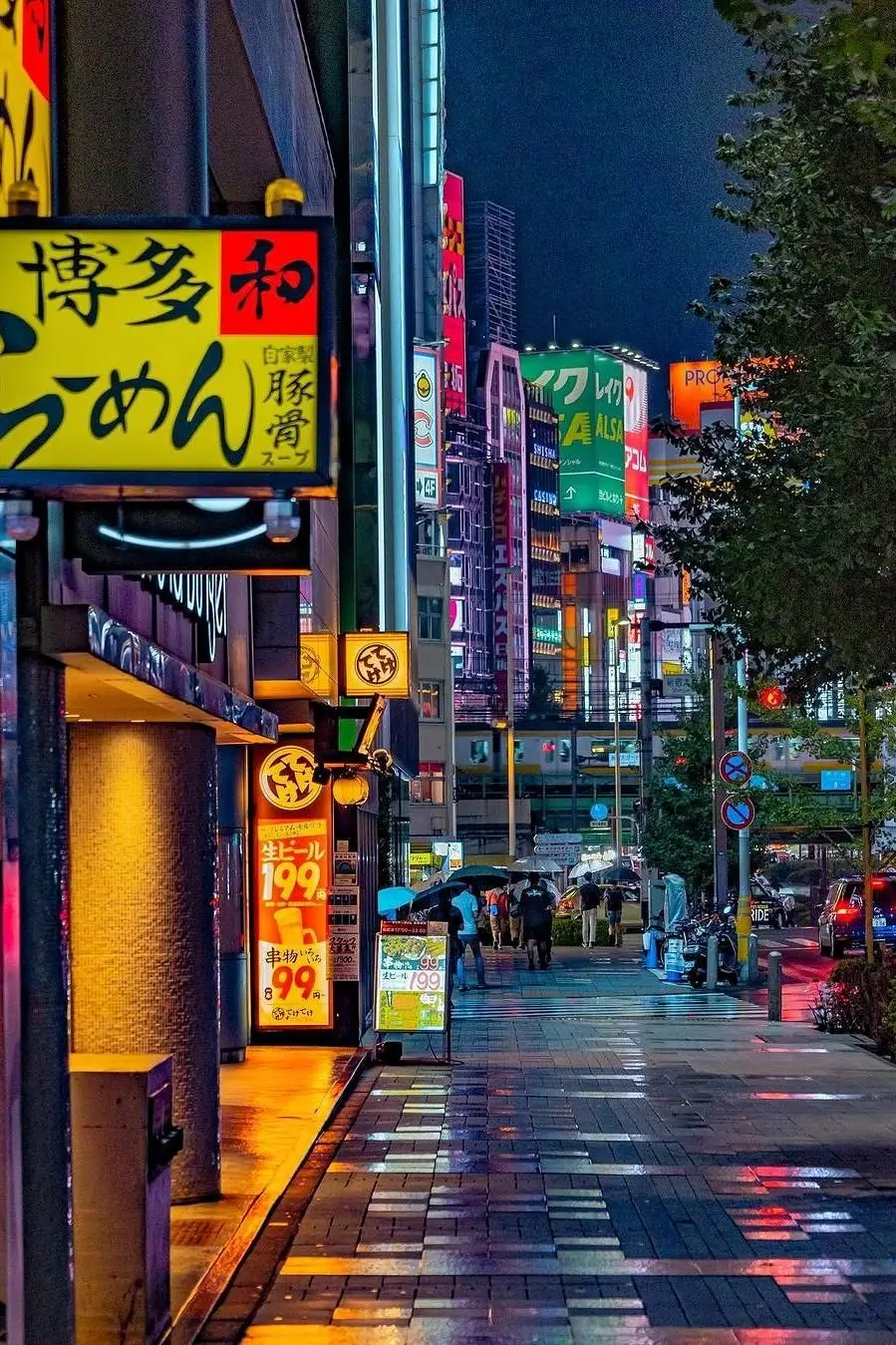 The night scenery of Tokyo is breathtaking. The towering modern buildings, flashing neon lights of commercial streets, and dazzling districts create a colorful picture. From landmarks like Tokyo Tower, Roppongi Hills Mori Tower, or Tokyo Skytree, you can enjoy magnificent cityscapes, especially on clear nights when the twinkling lights seem to blanket the entire city. #fyp #fypシ #wallpaper #picture #travel #tokyo #japan 