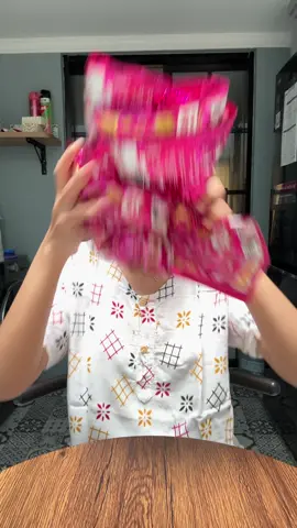 Sesuai request lu, gua beli yang PINK...