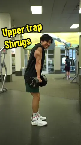 An exercise that most people are familiar with is the shrug for growing the upper traps is the shrug, here’s how to make them better: 1) lean forward and have your arms turned in front slightly 2) keep head pointed straight forward to avoid potentially tweaking your neck Stay safe y’all! #fyp #Fitness #gym #bodybuilding #TikTokTaughtMe 