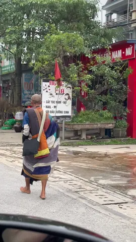 Mình tình cờ gặp thầy cho tiền thầy để sinh hoạt đi dường nhưng bị từ chối, mua nước cho thầy cũng bị từ chối thầy không nhận- còn cho lại mình.. rất khâm phục và kính trọng kiếp tu hành của thầy#sưminhtuệ #khatthuc #tuhanh 