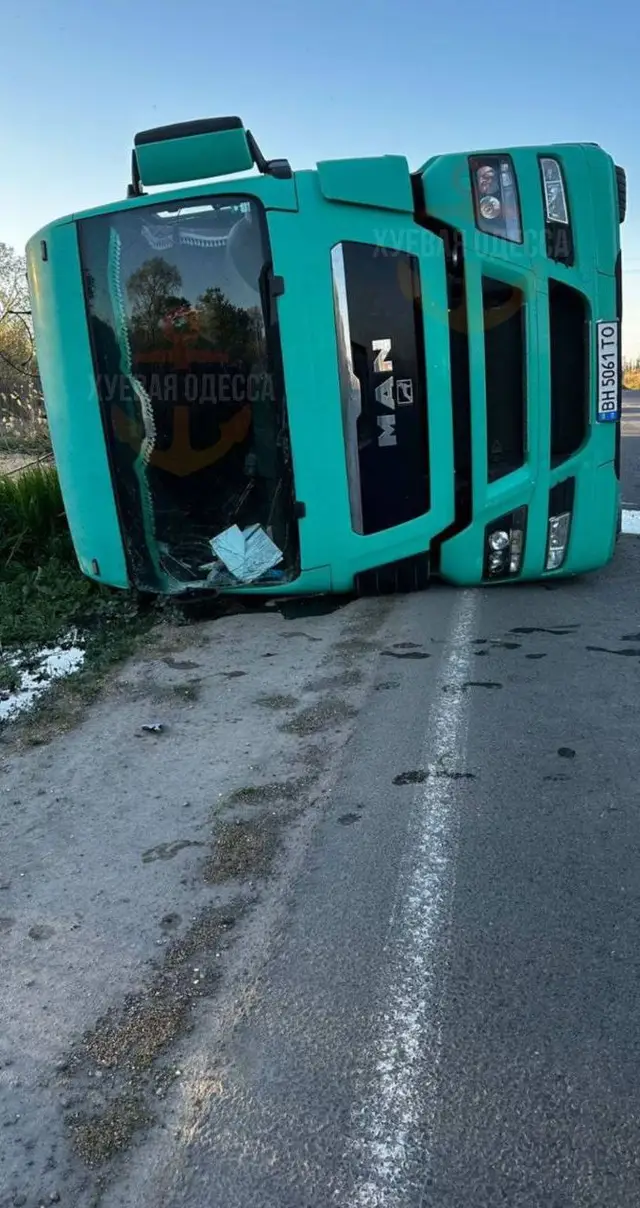 Возле Рени водитель фуры неиредвый и разыбался на дороге вместе с зерном 🚘