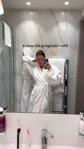 we love it simple and timless, even 6 months pregnant 🧸🧡 #OOTD #pregnant #StreetStyle 