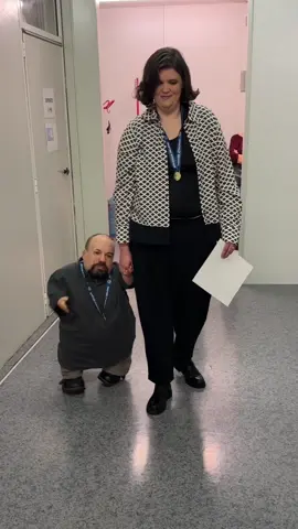 Greatest height differential of a married couple (different sexes/ taller woman) ❤️ 86.36 cm (2 ft 9 in) - Larry McDonnell and Jessica Burns-McDonnell 🇺🇸 Jessica is 177.8 cm (5 ft 10 in) and Larry, who has diastrophic dwarfism, stands at 91.44 cm (3 ft), although Jessica cheekily jokes that Larry is only 3 ft tall “when he’s laying down”. The couple recently appeared on our Italian TV show Lo Show Dei Record.