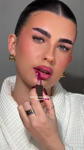trying the viral @Fenty Beauty gloss bomb ‘fuchsia flex’🎀🩷🍇  #lipgloss#fentybeauty#glossbomb#lipswatch#glossylips#pink