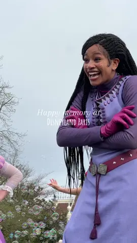 Asha à @Disneyland Paris ✨ Avec le nouveau spectacle A Million Splashes of Colour, vous pouvez maintenant voir Asha tous les jours sur le parc 💜 #disneylandparis #dlp #asha #wish #disneyparks 