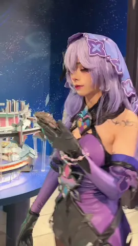 Replying to @KoalaTeaGuy pov: acheron read the groupchat but got lost 😔 #HonkaiStarRail #hoyocreators #acheswan #acheron #blackswan #cosplay @chandary 🥀 