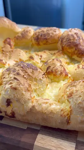 ESTA RECETA ES INCREÍBLE! De hecho es mi nuevo amor 🥰  Le llaman BIZCOCHO MONTAÑA RUSA.  En realidad @chácara cristal le dice Biscoito Montanha Russa. Es muy pero muy fácil de hacer, en 20 minutos ya la estás comiendo y lo más importante es que ES EXQUISITA! Mezcla de de chipá con pão de queijo. Delicia suculenta que acaba de ganarse todo mi corazón.  Les ruego que la prueben porque sale perfecta sin ninguna complicación y van a ser ovacionados por familiares y amigos! Posta.  📸 Captura los ingredientes: 3 Huevos 🥚  1 Taza de aceite 1/2 Taza de leche 2 Tazas de fécula de mandioca Sal y pimienta  Opcional: un poquito de queso por arriba PERO POQUITO ASÍ SE LEVANTA (yo use muzarella rallada) Hagan, coman, disfruten.  Que les salga muy pero muy SUCULENTO! 🕺🏻 #Receta #biscoitomontanharussa #pãodequeijo #chipa #queso #mandioca #recetaviral #cocina #bizcochomontañarusa #pandequeso #recetas #sintacc #libredegluten #glutenfree #longervideos #parati #fyp 