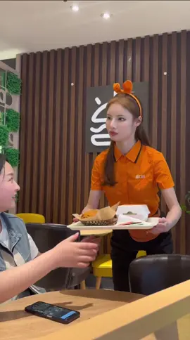 robot waiter serving hamburger in a restaurant #funnyㅤ 机器人服务员 #机器人 