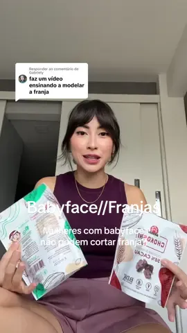 Respondendo a @Gabriely mulheres com cara de neném podem ou não cortar franjinha? 💇🏻‍♀️ Uso franja faz um BOOM tempo e depois que cortei a primeira vez, nunca mais deixei crescer. Ser uma mulher franjuda já faz parte da minha personalidade hahaha. Mostrei como eu seco/finalizo. #cortefranja #franja #franjinha #cortedecabelofeminino #cortesfemininos 